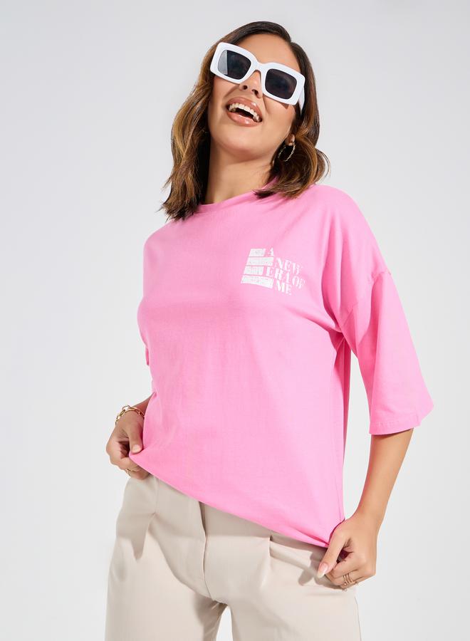 ستايلي تيشيرت أوفر سايز بشعار ممزق وكتف ساقط - Image 3